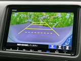駐車時や後退時の安全をサポート。映像を見ながら、スムーズに後退操作を行うことができます。