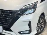 【LEDヘッドライト】悪天候や夜間走行時も良好な視界を確保し安心して運転できる高輝度LEDヘッドライトを装備!点灯速度が早く、消費電力も抑えられています。