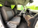 運転席まわりには十分なスペースがあり、大柄な方でもゆったり運転していただける環境です。