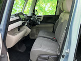 使いやすい収納スペースを備え、細々とした荷物もスッキリと収まります。運転席周りの整理整頓に役立ちます。