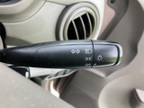 シンプルな操作でウインカーを点灯できるレバー。合流や車線変更など、安全運転をサポートします。