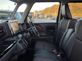 視認性に優れたデザインで、運転操作もスムーズ。ドライバーの集中力を高め、安全運転をサポートします。快適な空間で、安心してドライブを楽しめます。