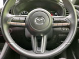 握りやすく操作しやすいステアリング。スイッチ類も手の届きやすい位置に配置され、運転中の操作がよりスムーズに行えます。