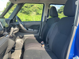 運転席から手が届きやすい収納スペースが便利です。小物を整理整頓して、快適なドライブをサポートします。