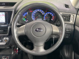 インテリアに合わせたデザインのステアリングは、運転される方のことも考え、運転しやすい形状、大きさです。是非一度、実際に触ってお確かめください。