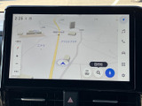 鮮明な地図表示で、スムーズなナビゲーションを実現。最新の交通情報も確認でき、安全で快適なドライブをサポートします。