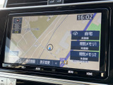 鮮明な地図表示で、視認性に優れています。現在地情報や周辺施設情報も確認でき、安全なドライブをサポートします。