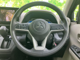 握りやすく疲れにくいデザインで、長距離運転でも快適です。操作系のスイッチも手の届く範囲に配置されています。
