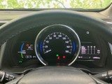 運転に必要な情報を一目で確認できる、見やすいメーターデザイン。タコメーターや各種表示が視認性を高め、安心のドライブをサポートします。
