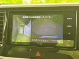後退時の安全確認をサポートする映像が表示されます。周囲の状況を把握しやすく、安心してバック駐車が可能です。