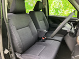 運転席周りは機能的で使いやすく、操作しやすい設計です。視界も確保されており、安全な運転をサポートしてくれます。