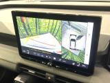 【パノラミックビューモニター】専用のカメラにより、上から見下ろしたような視点で360度クルマの周囲を確認することができます☆死角部分も確認しやすく、狭い場所での切り返しや駐車もスムーズに行えます。