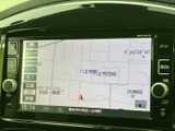 鮮明な地図表示で、細部まで確認しやすいナビゲーションシステムです。最新の交通情報も反映され、スムーズなルート選択をサポートします。