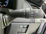 操作しやすいウインカーレバー。安全な車線変更や右左折をスムーズに行えます。視認性の高いデザインもポイントです。