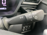 直感的な操作で、安全な車線変更をサポートします。視認性の高いインジケーターも装備されています。