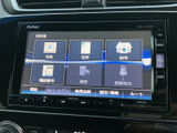 多彩な機能が搭載されたナビゲーションシステムで、目的地設定や音楽再生など、快適なドライブをサポートしてくれるでしょう。地図情報も最新の状態で、安心して走行できます。