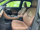 洗練されたデザインのドアトリムが、車内の雰囲気を高めます。細部にまでこだわりが光る空間です。