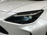【LEDヘッドライト】悪天候や夜間走行時も良好な視界を確保し安心して運転できる高輝度LEDヘッドライトを装備!点灯速度が早く、消費電力も抑えられています。