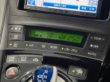 【オートエアコン】一度お好みの温度に設定すれば、車内の温度を検知し風量や温度を自動で調整。暑い&hellip;寒い&hellip;と何度もスイッチ操作をする必要はありません。快適な車内空間には必須の機能ですね♪