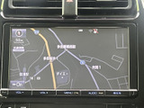 鮮明な地図表示で、スムーズなカーナビゲーションをサポート。渋滞情報も確認でき、効率的なルート選択に貢献します。