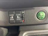 【両側スライドドア】駐車場で隣の車との間隔が狭く乗りにくい時、スライドドアなら安心!ドアオープン時も幅を取らず、開口部が広いので乗り降りがとっても簡単です。大きな荷物の出し入れも後席から可能♪
