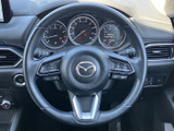 握りやすく、操作しやすい設計。スイッチ類も手の届く範囲に配置され、安全運転をサポートします。