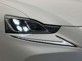 【三眼LEDヘッドライト】スタイリッシュな見た目の三眼LEDヘッドライトを装備♪スタイルだけでなく、夜間の走行も視界良好で安心してお乗りいただけます。