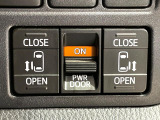 【両側パワースライドドア】スマートキーや運転席のスイッチで後席両側スライドドアの開閉が可能♪電動だから力を入れてドアを開ける必要が無く、小さなお子様でも簡単に開け閉めでき快適です♪