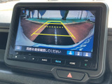 後退時の安全をサポートするバックモニター。駐車や狭い場所での取り回しをスムーズに行えます。