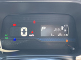シンプルで視認性の高いメーターデザイン。必要な情報をひと目で確認でき、運転中の確認作業を軽減してくれるでしょう。デジタル表示で現代的な印象も与えています。