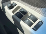 【電動格納ミラー】サイドミラーは電動格納式となっており、狭い駐車場でもキズがつくリスクを抑えられます。