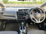 広々とした空間で、ゆったりとくつろげるシート。快適なドライブを約束します。運転席からの視界も良好です。