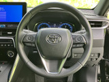 握りやすいデザインで、長距離運転でも疲れにくい設計。操作系のスイッチ類も手の届く範囲に配置し、安全な運転をサポートします。