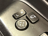 【電動格納ミラー】サイドミラーは電動格納式となっており、狭い駐車場でもキズがつくリスクを抑えられます。