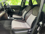 運転席からの視界が広く、運転しやすい設計です。操作性にも優れており、スムーズな運転をサポートします。快適なドライビングポジションを実現しています。
