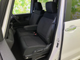 シートに座ると包み込まれるような感覚。長時間の運転でも疲れにくく、快適なドライブをサポートします。上質な空間で、優雅な時間を過ごせます。