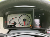 視認性の高いメーターパネルは、運転に必要な情報をひと目で確認できます。シンプルで分かりやすい表示で、安心してドライブをお楽しみいただけます。