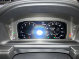必要な情報をひと目で確認できる、見やすいメーターです。運転に必要な情報を分かりやすく表示します。