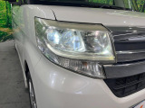 【LEDヘッドライト】悪天候や夜間走行時も良好な視界を確保し安心して運転できる高輝度LEDヘッドライトを装備!点灯速度が早く、消費電力も抑えられています。