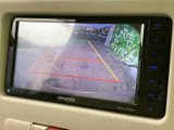 後退時には映像が確認できるカメラ機能が搭載されています。安全確認をサポートし、スムーズな後退をアシストします。
