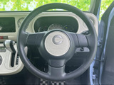 握りやすいステアリングで、快適な運転操作をサポートします。長時間のドライブでも疲れにくい設計です。
