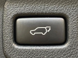 【パワーバックドア】スマートキーや運転席のボタンを押すだけでリアゲートが自動で開閉します!荷物を持っている時や、高い位置にあるバックドアを閉める際に便利な機能です♪