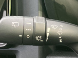 雨天時や視界が悪い時の運転をサポートします。操作も簡単で、安心してワイパー操作ができます。快適なドライブを支える機能です。