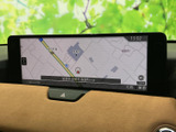細部まで鮮明に表示される地図画面で、スムーズなナビゲーションを実現します。最新の交通情報も確認でき、安全運転をサポートします。