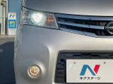 【HIDヘッドライト】非常に明るく前方を照らしてくれるので、悪天候や夜間の走行時も視界良好で安心してお乗りいただけます。