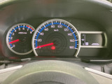 直感的に情報を把握できるデザインで、運転中の視認性を高めます。速度、燃料、エンジン状態など、重要な情報を一目で確認可能です。