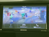 鮮明な画面で、ナビゲーションやオーディオの情報を確認できます。バックカメラとの連携もスムーズで、安全運転をサポート。鮮やかな表示で確認性を高めています。