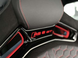 ヘッドレストの直下には赤文字で「RS 6 GT」の刺繍が刻まれ、シート中央部にはハニカムパターンのステッチがあしらわれています。