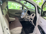 シンプルで使いやすい内装空間は、運転席から手が届きやすい配置で、操作性に優れています。スムーズなカーライフをサポートします。