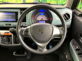 インテリアに合わせたデザインのステアリングは、運転される方のことも考え、運転しやすい形状、大きさです。是非一度、実際に触ってお確かめください。